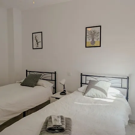 Relaxing 2 Bed Duplex: Seaviews, Terrace & Rooftop Μαρμπέλλα